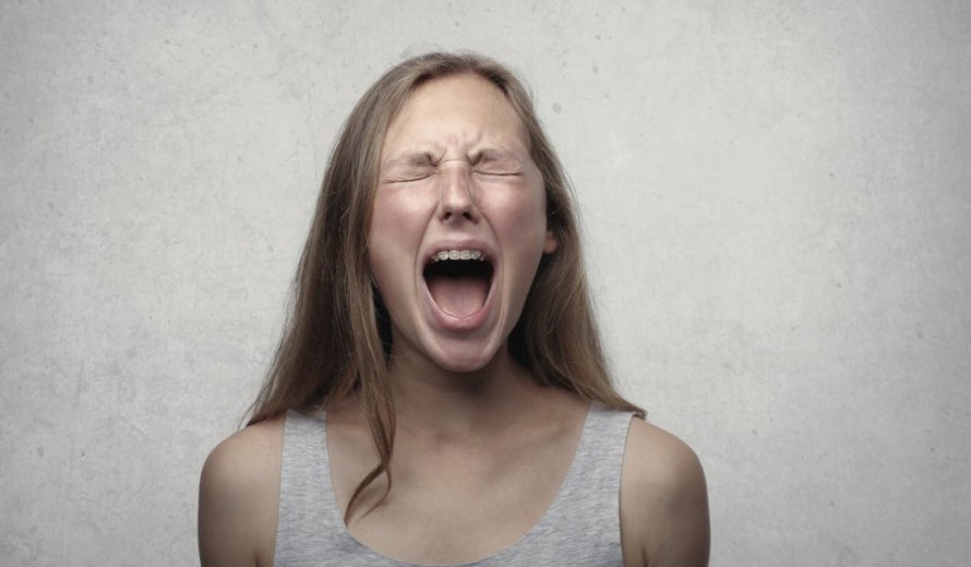 女人经期为什么爱发火?激素与情绪的关系