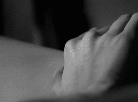 如何用手让她更舒服？据说指爱也能让她爽到哭