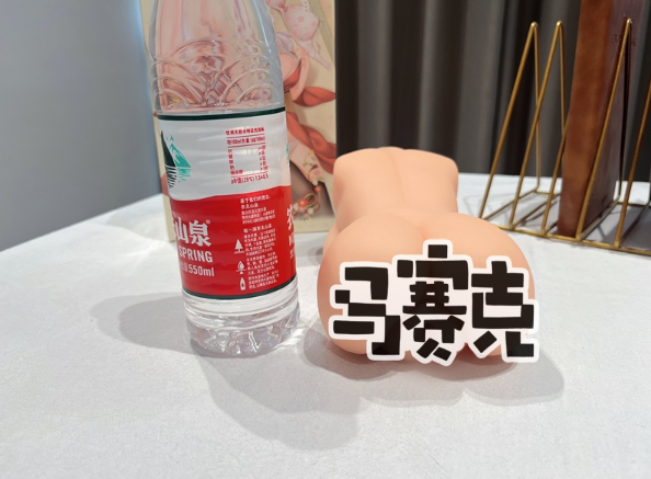RQS约束快感3代名器飞机杯评测:细腰翘臀的少妇名器