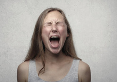 女人经期为什么爱发火？激素与情绪的关系