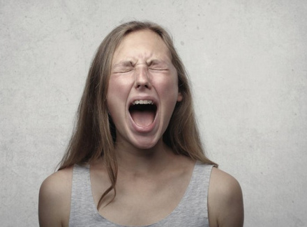 女人经期为什么爱发火？激素与情绪的关系