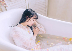 想尝试新的刺激，她在我面前自慰