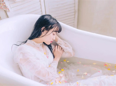 想尝试新的刺激，她在我面前自慰