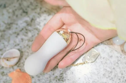 我自己玩跳蛋没感觉，玩具入体没有快感